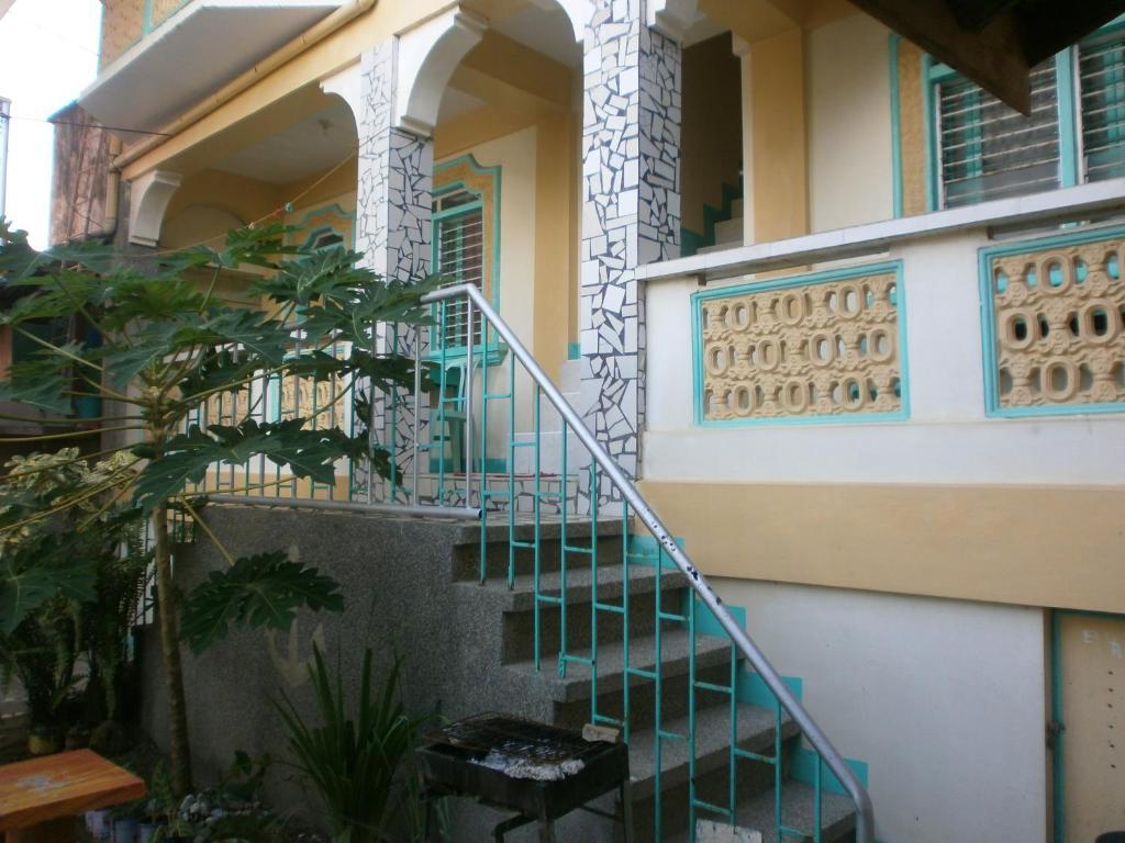 Manalo'S Lodge And Restaurant Puerto Galera Exterior photo